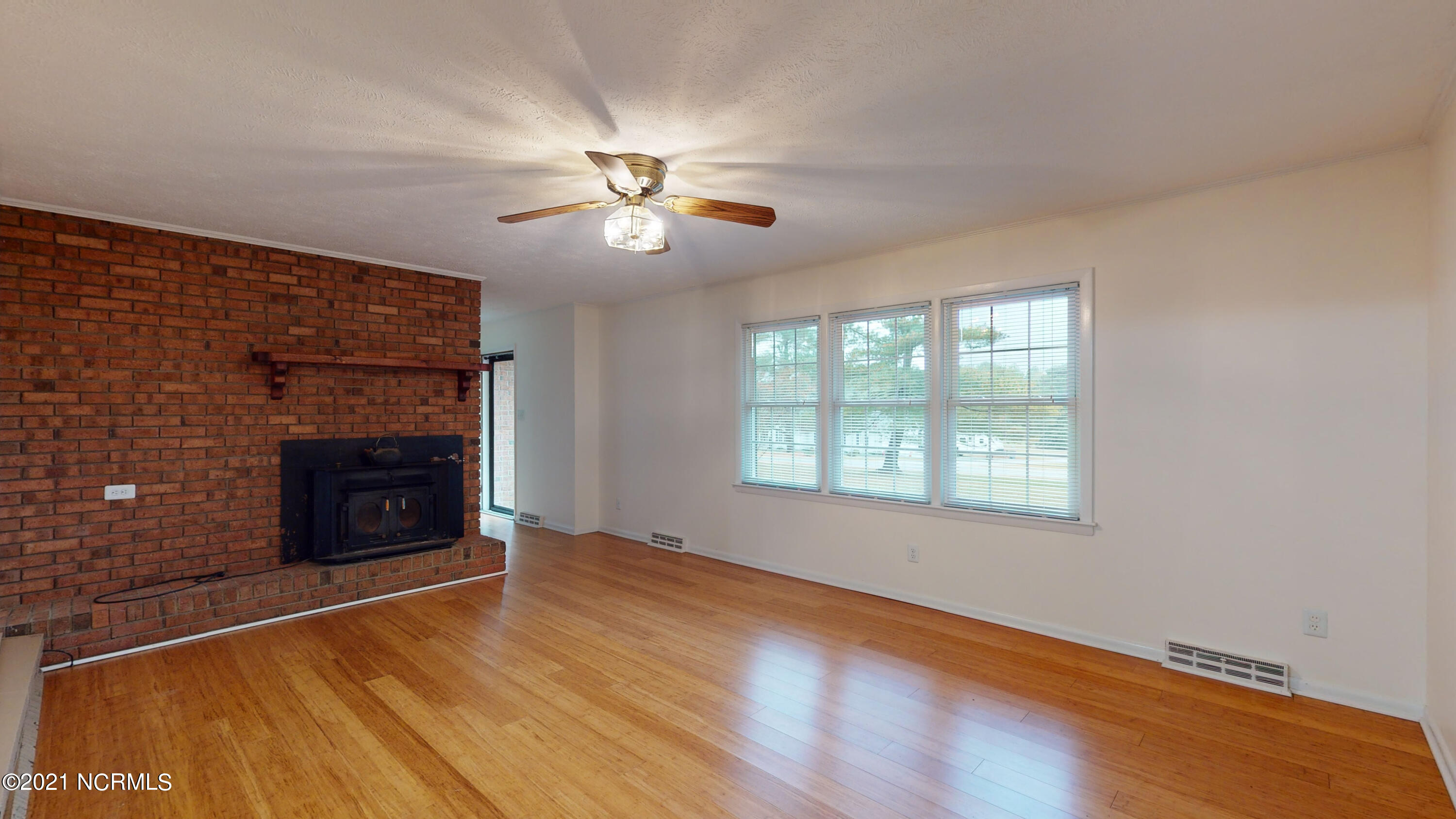 187 Arrow Wood Road Carthage, NC 28327 - Photo 15 of 41 Living Room