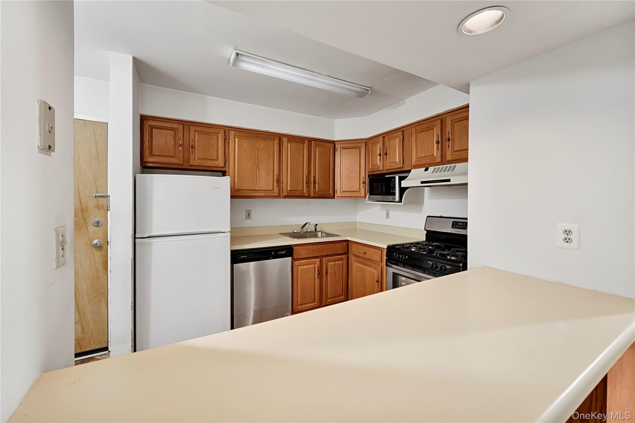 46 Union Street, Unit 2C New Rochelle, NY 10805 - Photo 7 of 16 Large counter will accommodate a few counter chairs and your meal.