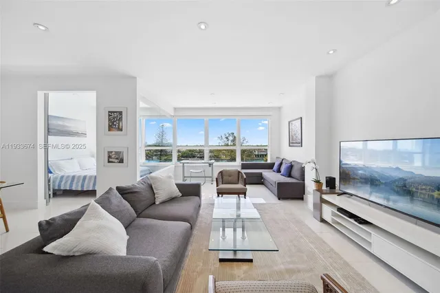 $3,400 | 4925 Collins Avenue, Unit 5H, Miami Beach, FL 33140