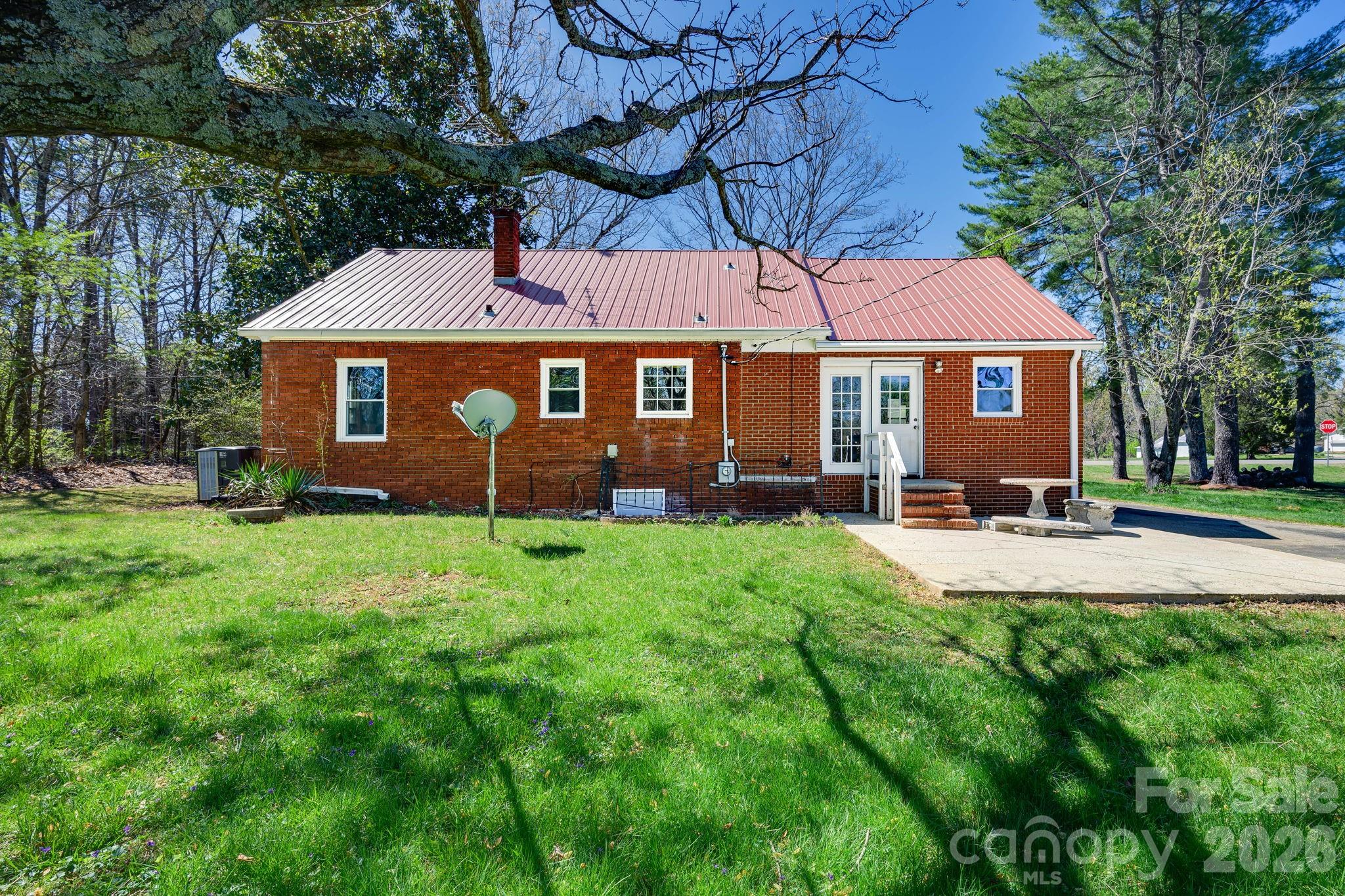 2414 North Olivers Cross Road Newton, NC 28658 - Photo 4 of 31