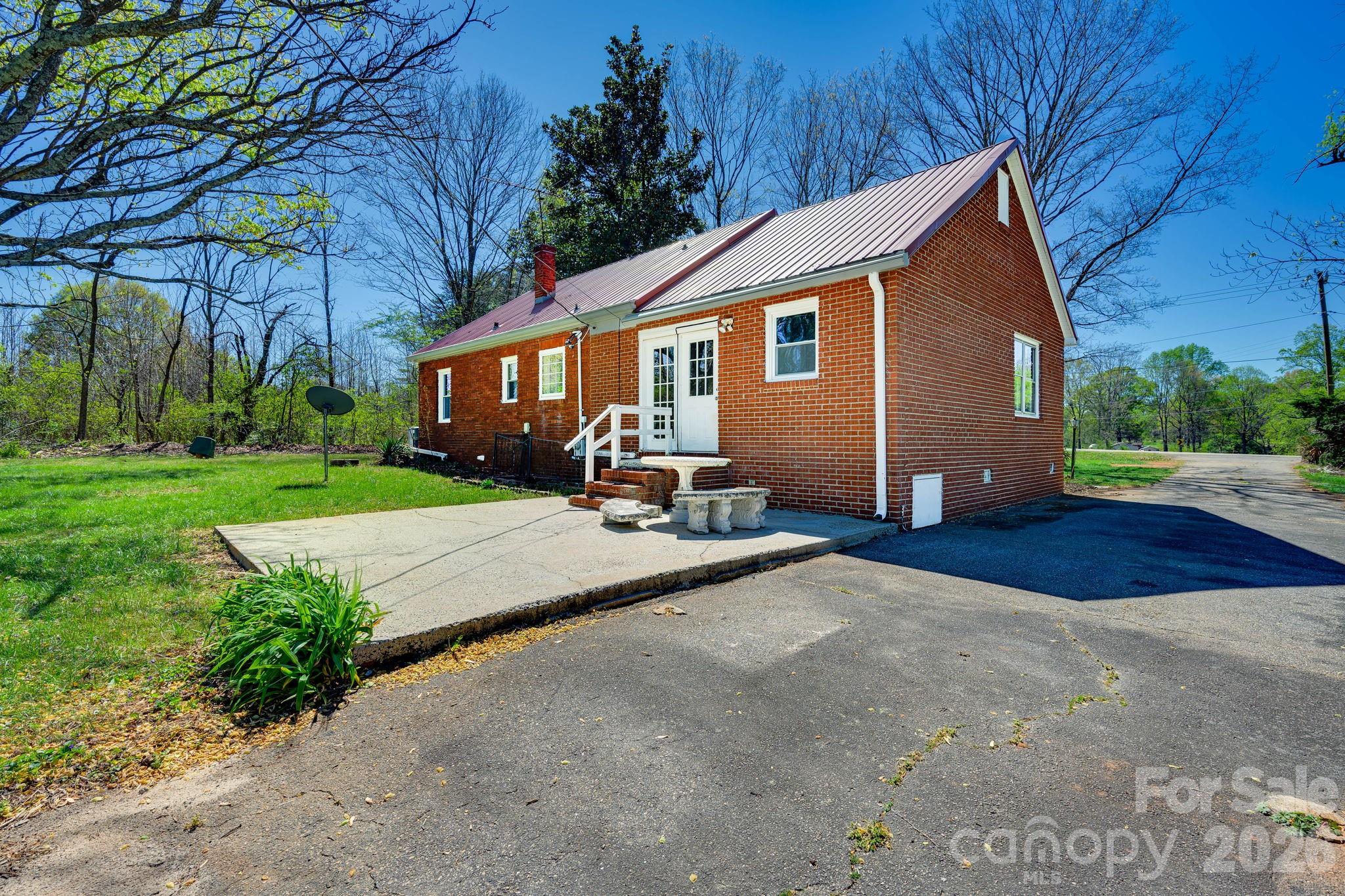 2414 North Olivers Cross Road Newton, NC 28658 - Photo 5 of 31