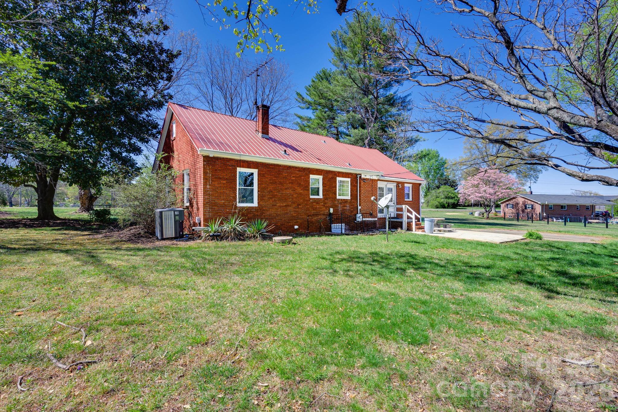 2414 North Olivers Cross Road Newton, NC 28658 - Photo 6 of 31