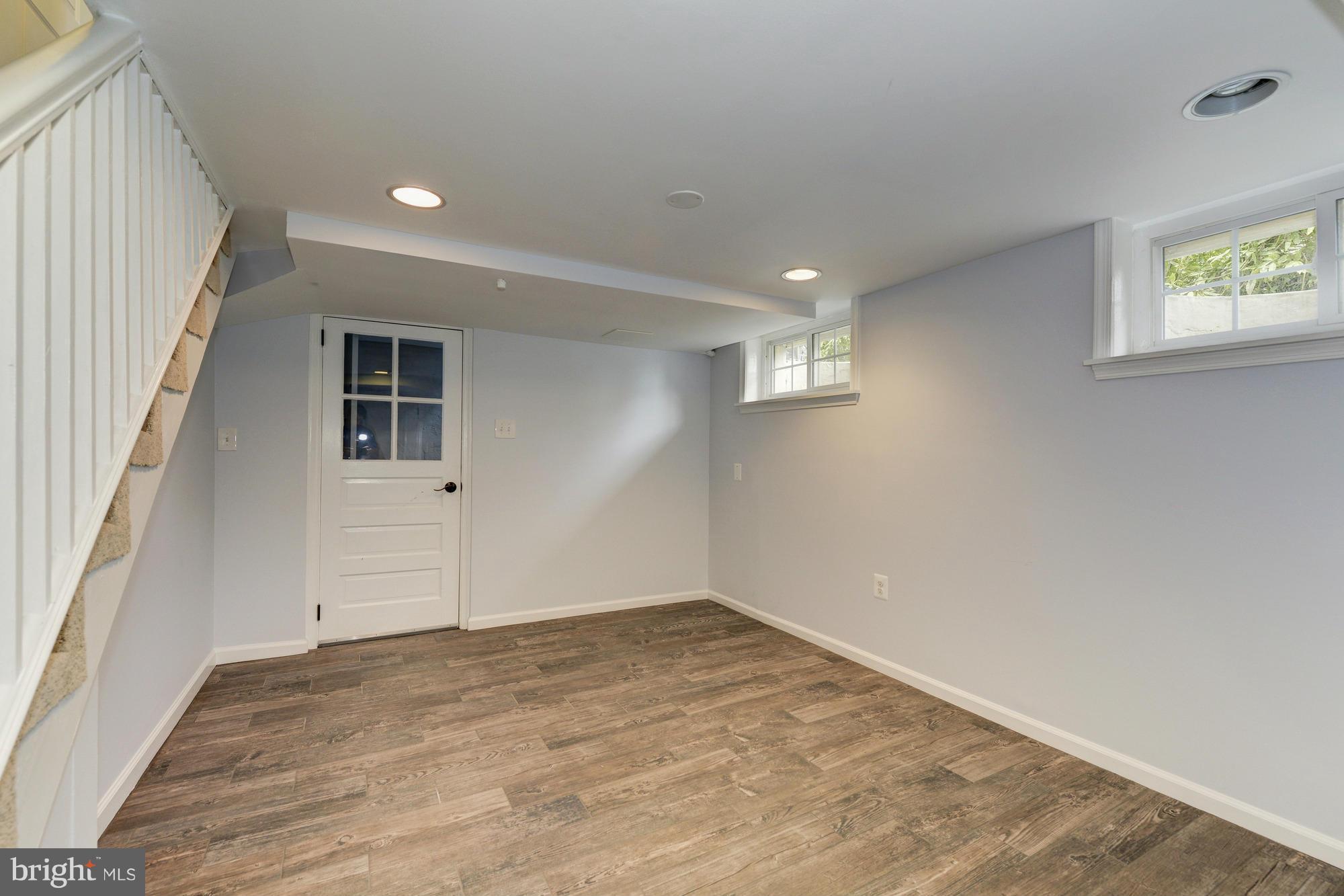 3510 Russell Road Alexandria, VA 22305 - Photo 22 of 30 an empty room with windows