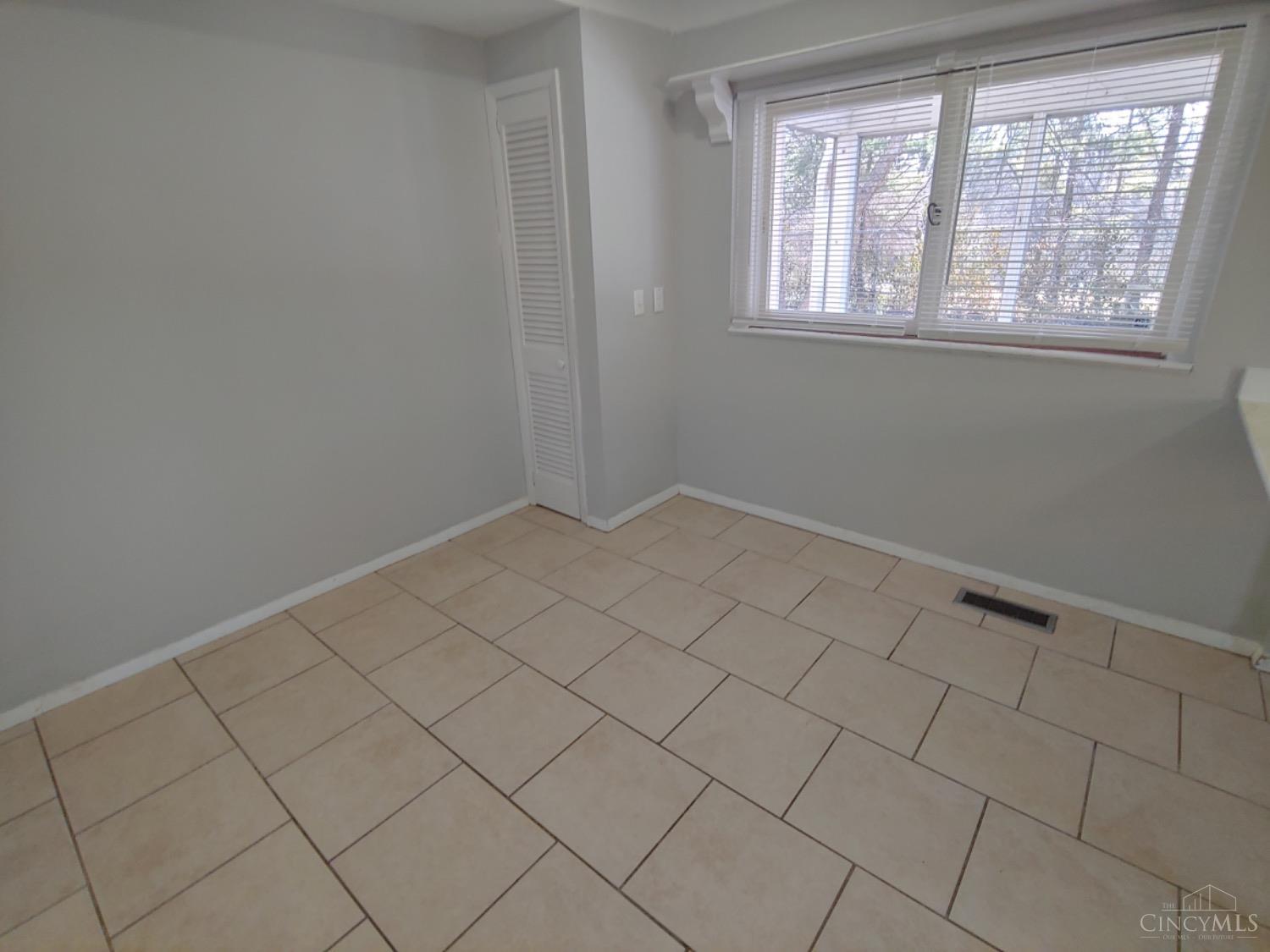 1067 Roxie Lane Cincinnati, OH 45224 - Photo 4 of 23 Gallery Image 4
