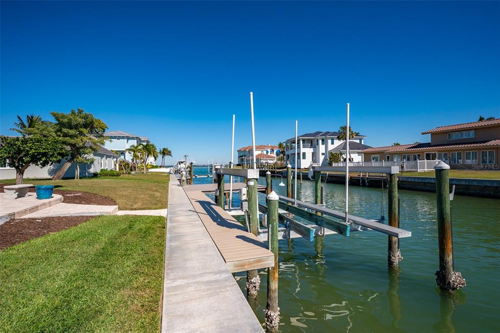 548 Gunwale Lane Longboat Key, FL 34228 - Photo 5 of 57