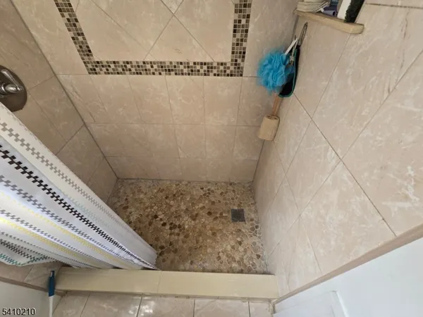 $580,000 | 725 Schuyler Avenue, Lyndhurst, NJ 07071