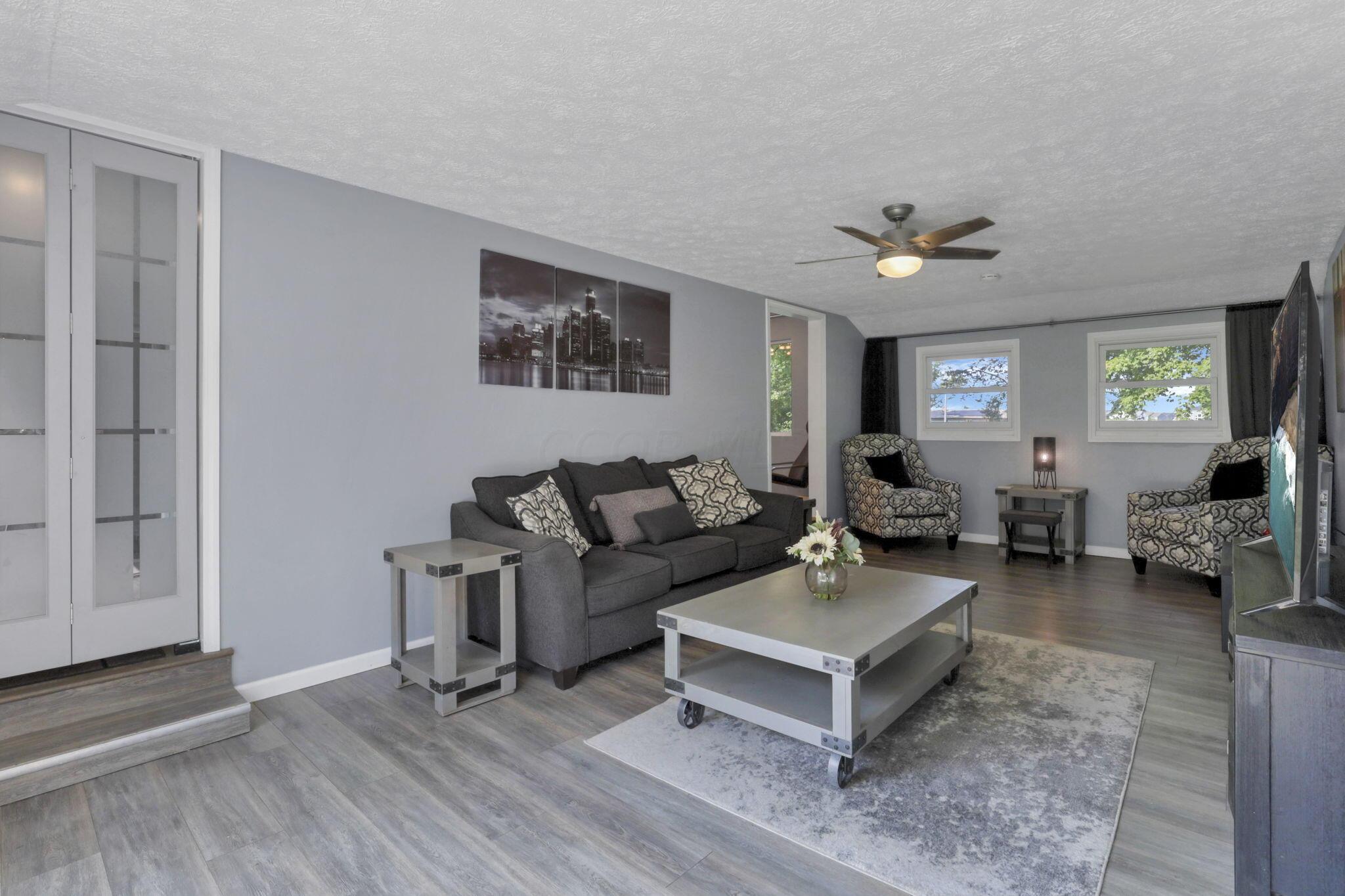 930 Hibbs Road Grove City, OH 43123 - Photo 14 of 45 Living room
