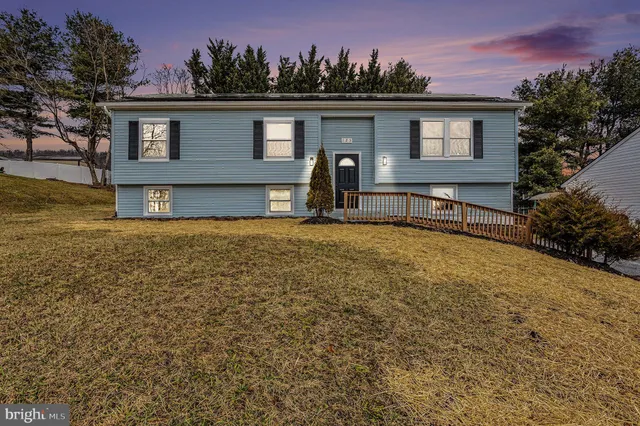 a view of a house with backyard and tree