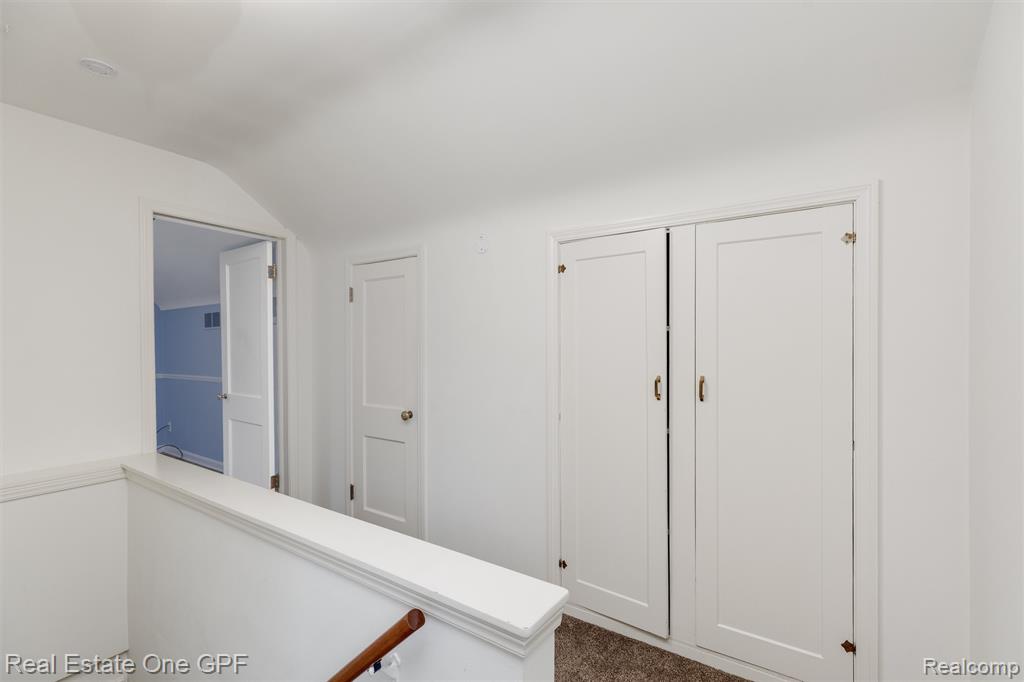1488 Roslyn Road Grosse Pointe Woods, MI 48236 - Photo 20 of 40
