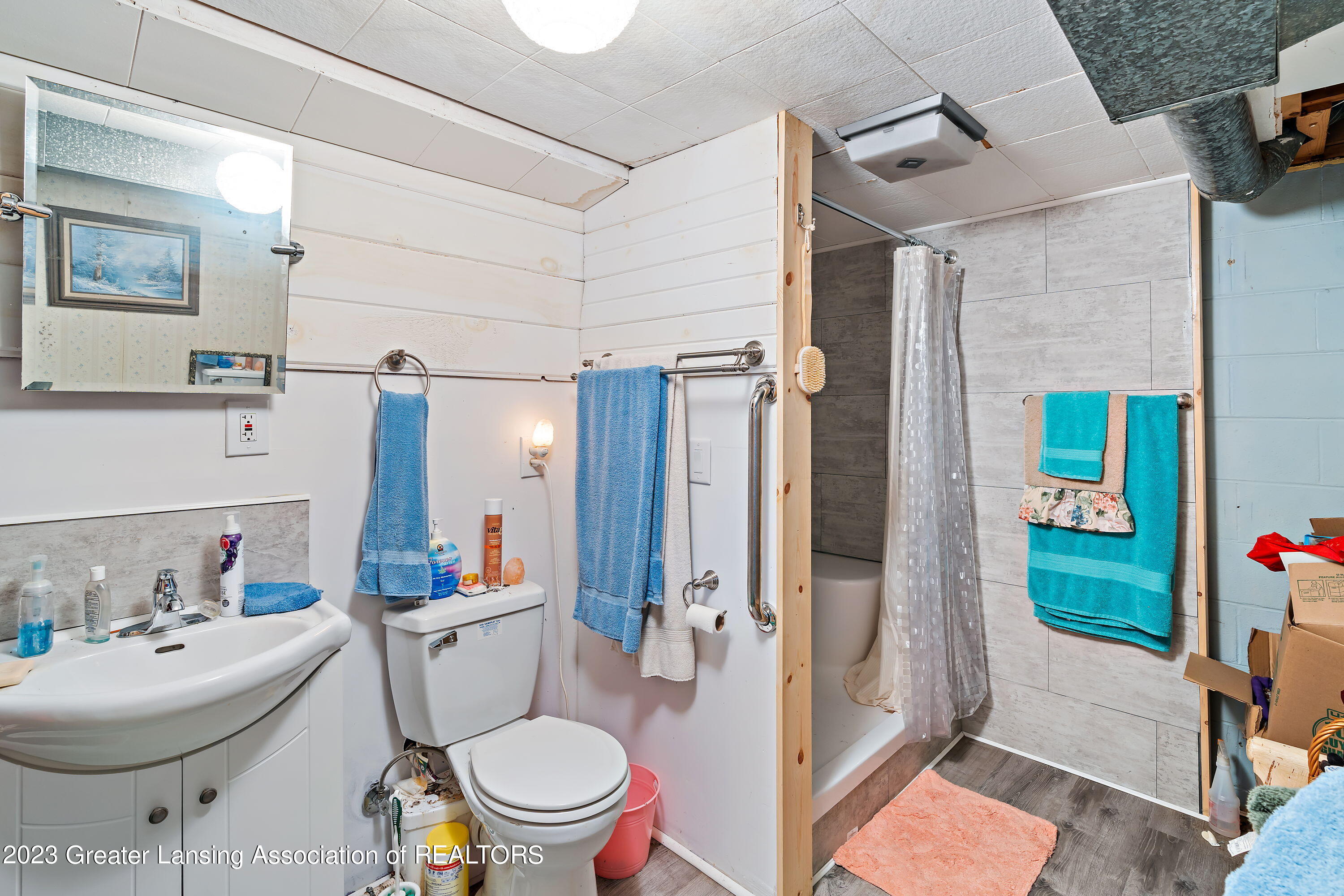 2006 Wabash Road Lansing, MI 48910 - Photo 21 of 23 LL Bathroom