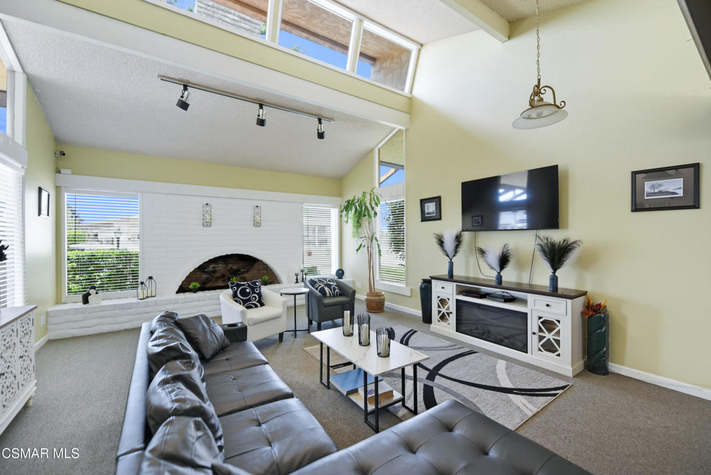 89 Via Gabilan Camarillo, CA 93012 - Photo 27 of 34 a living room with furniture