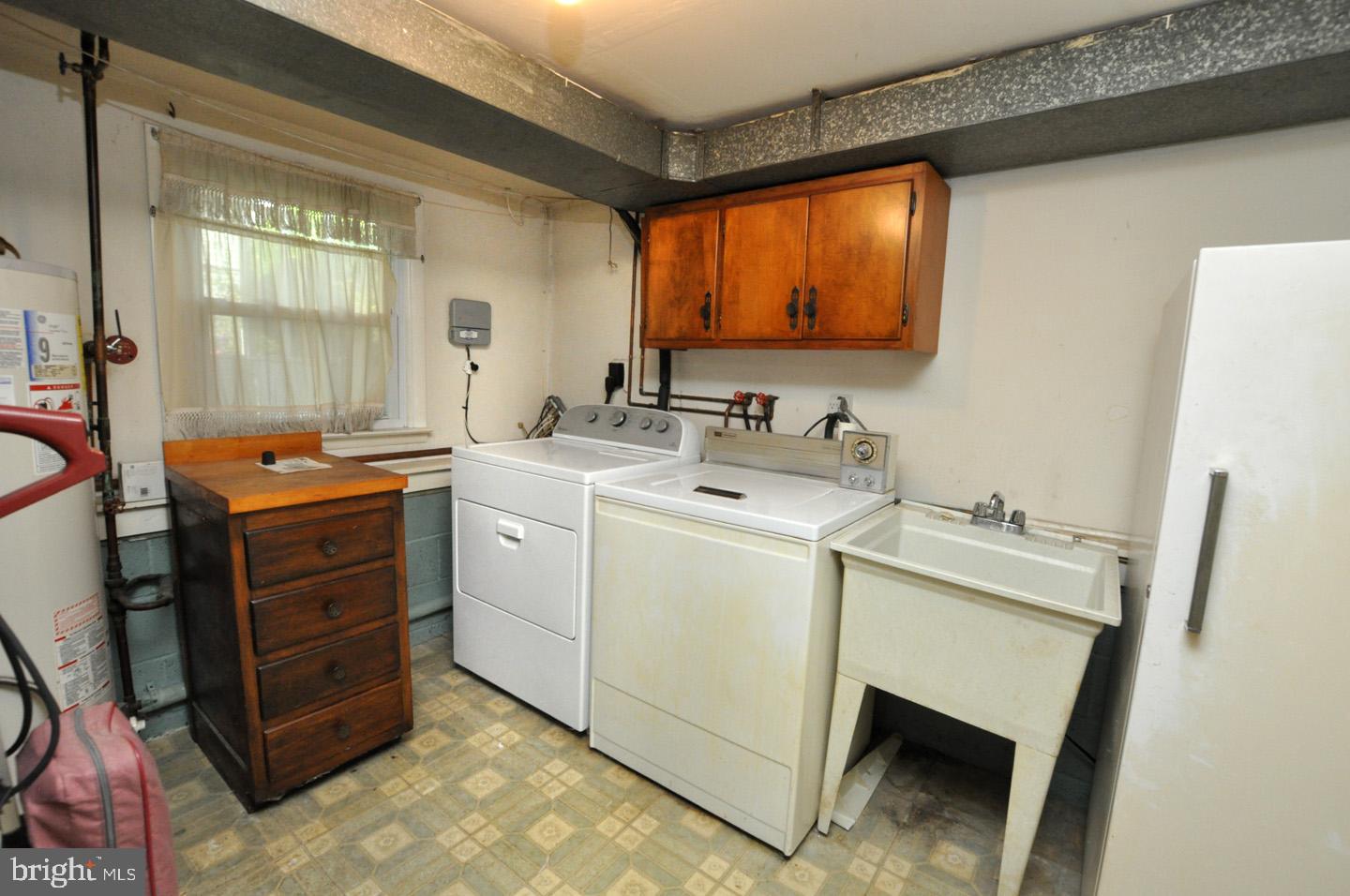 811 Fordham Street Delran, NJ 08075 - Photo 13 of 20 a utility room with dryer and washer