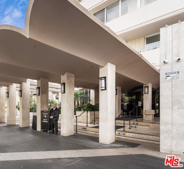 1333 South Beverly Glen Boulevard, Unit 605 Los Angeles, CA 90024 - Photo 25 of 27 a view of a living room