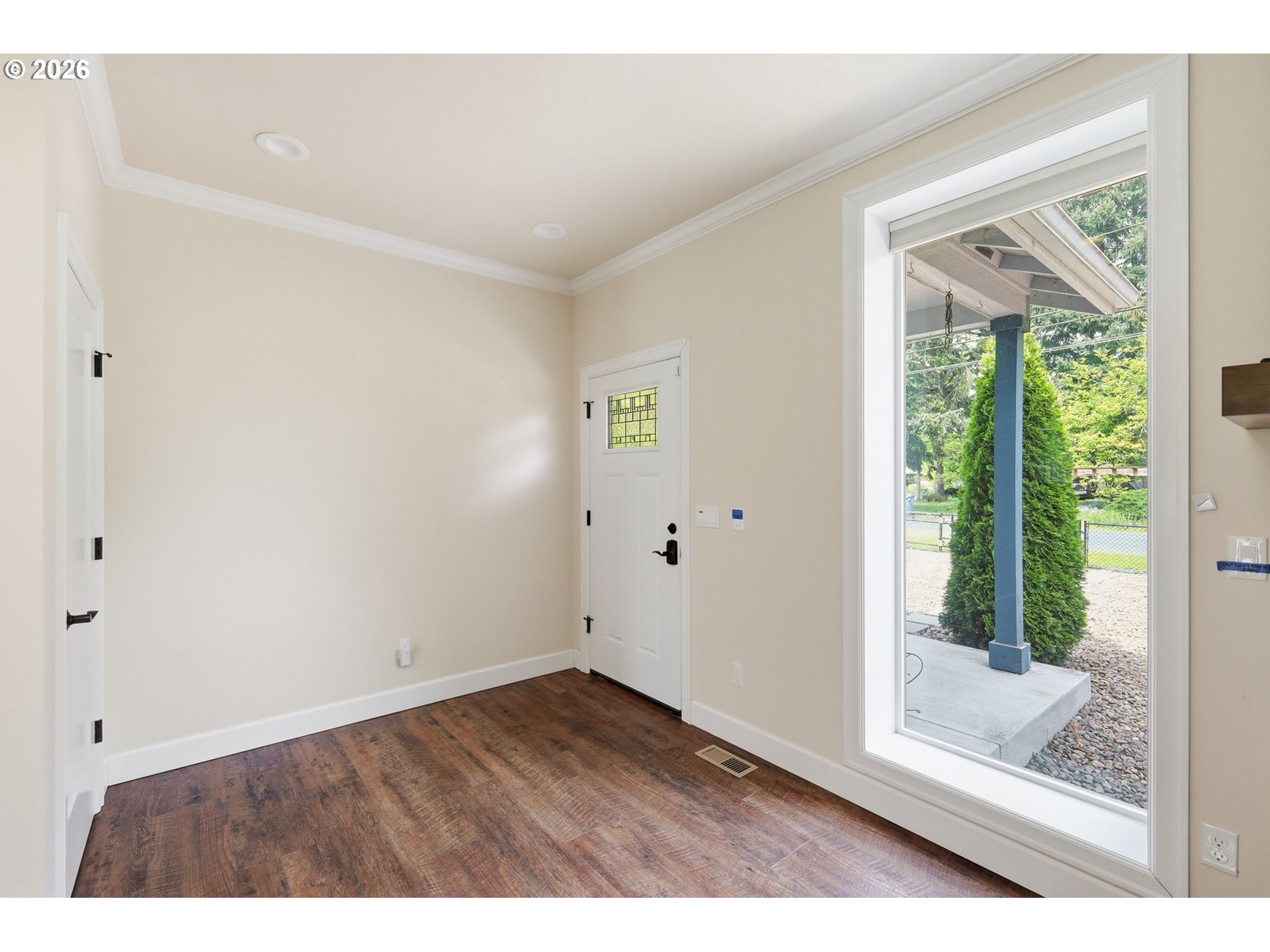 106 Hansen Lane Eugene, OR 97404 - Photo 6 of 47 Entrance/Foyer