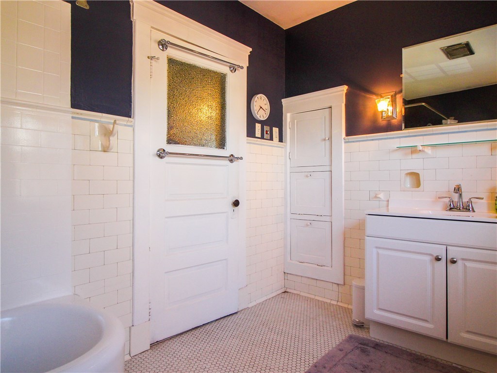 102 Woodland Road Woonsocket, RI 02895 - Photo 22 of 34 Full Bathroom