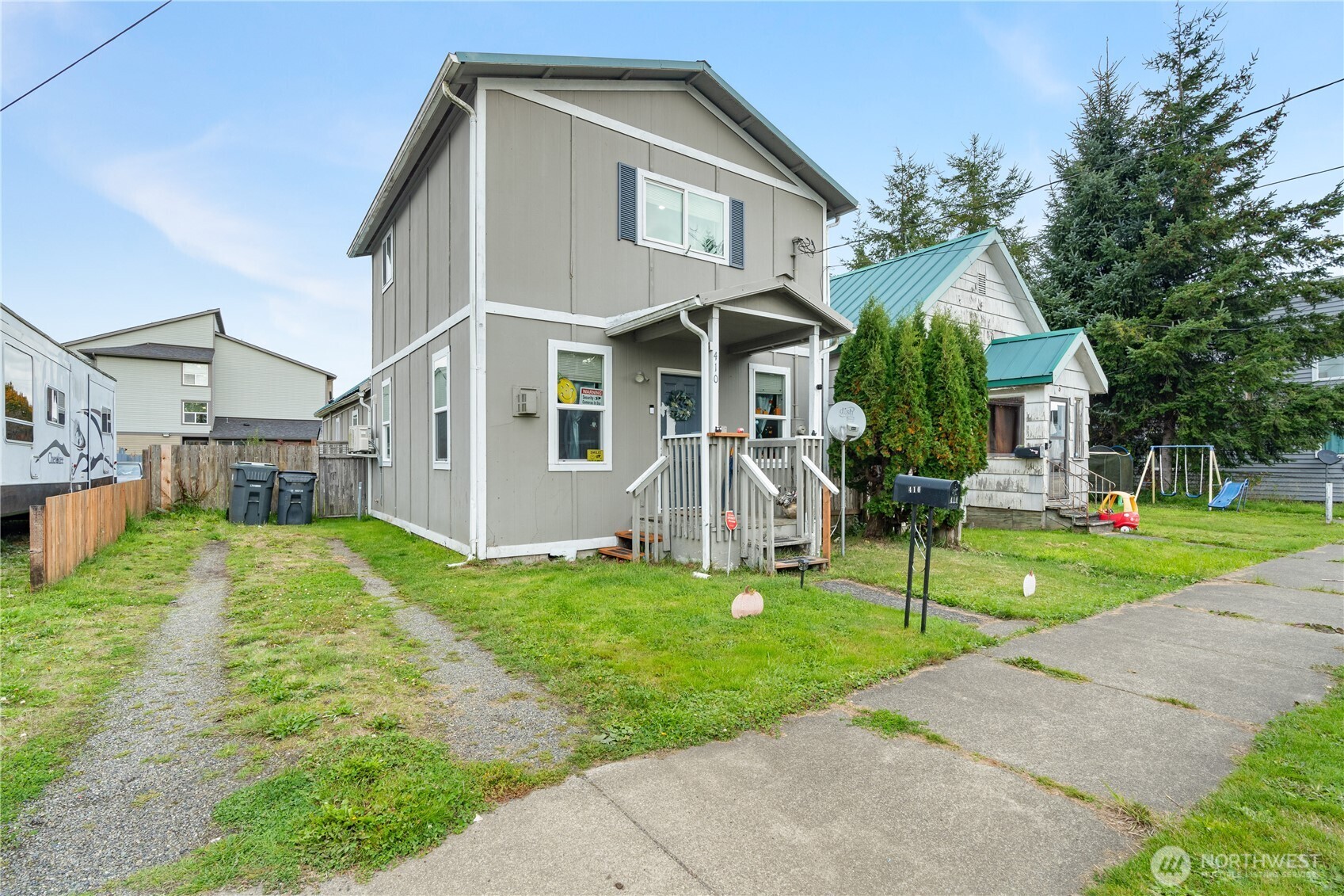 410 11th Street Hoquiam, WA 98550 - Photo 2 of 14 a view of a yard in front of house