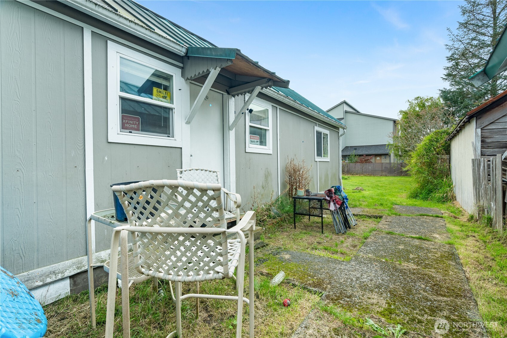 410 11th Street Hoquiam, WA 98550 - Photo 5 of 14 a backyard of a house with table and chairs
