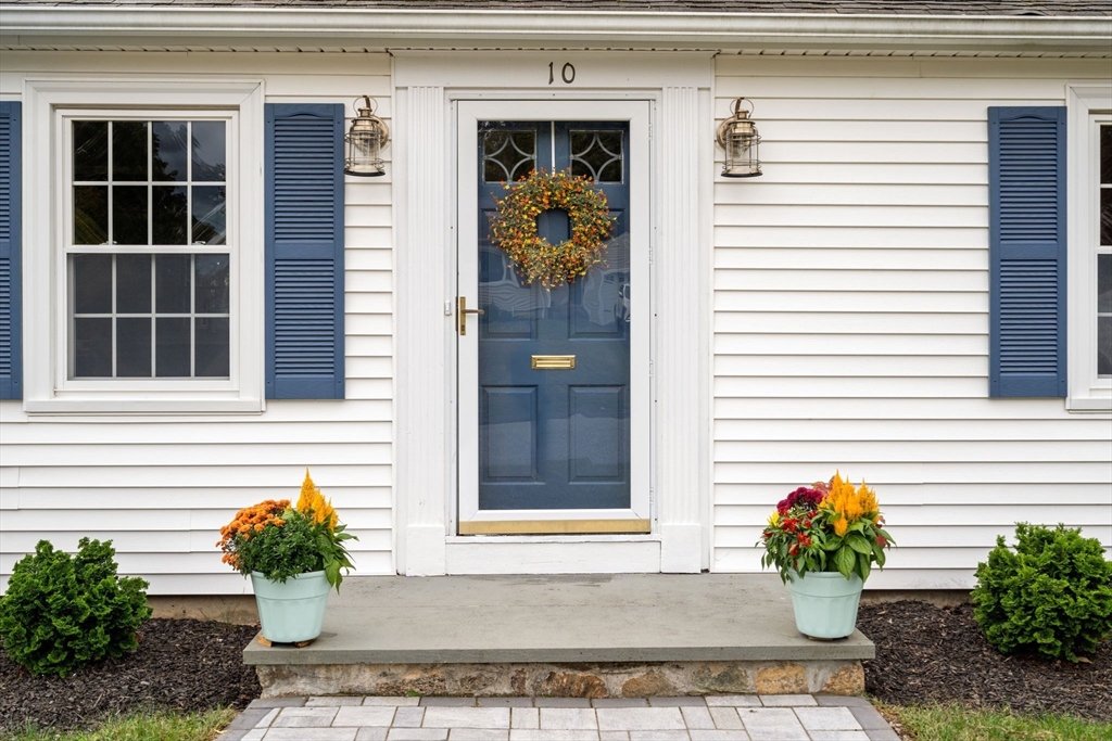 10 Stoneleigh Road Worcester, MA 01606 - Photo 1 of 34 Gallery Image 1