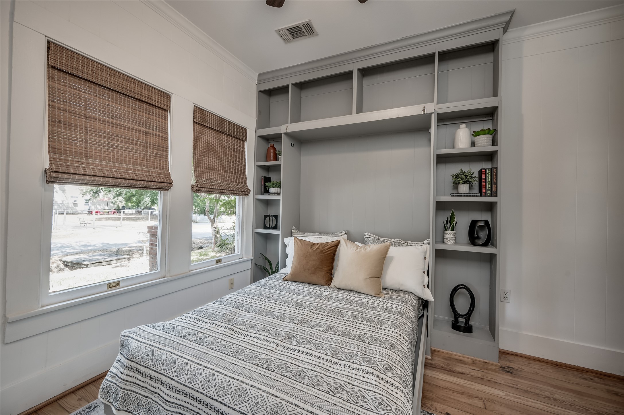 208 Archer Street Houston, TX 77009 - Photo 17 of 26 ...a guest room. Thanks to the built in Murphy bed.