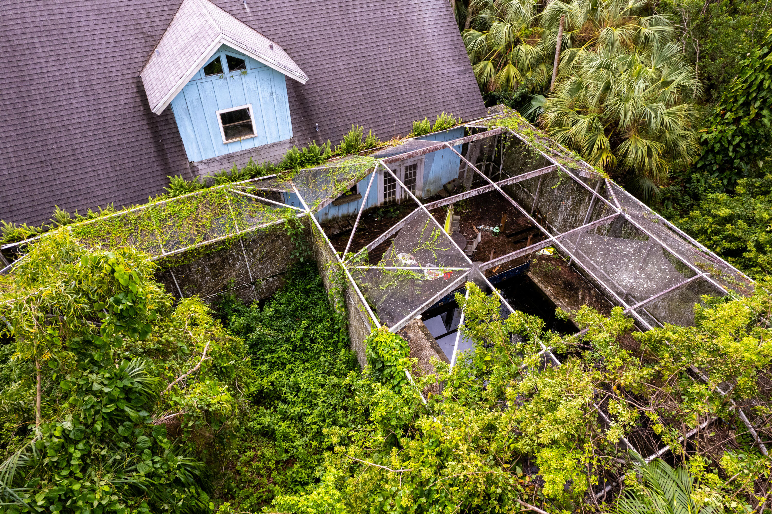 15184 Alexander Run Jupiter, FL 33478 - Photo 27 of 35 a backyard of a house with table and chairs