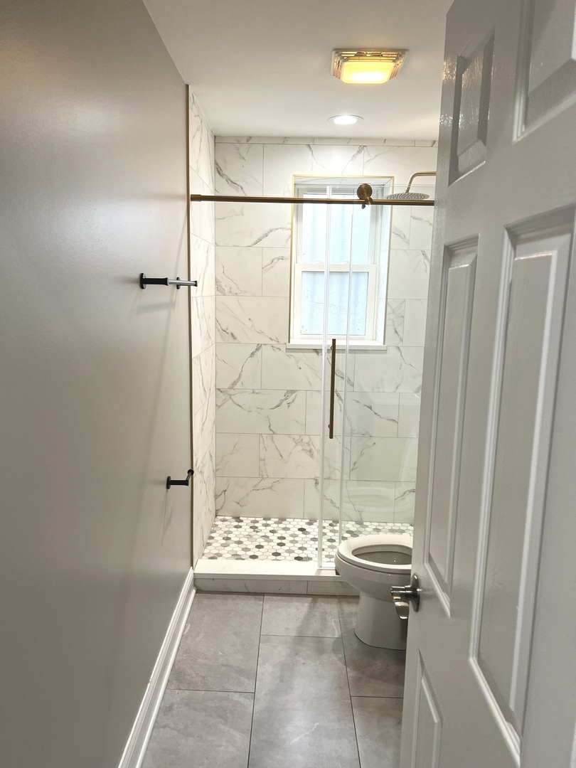 2254 West Arthur Avenue, Unit 1051A Chicago, IL 60645 - Photo 13 of 20 a bathroom with a shower