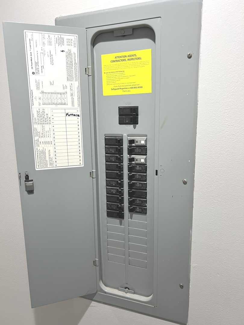 2254 West Arthur Avenue, Unit 1051A Chicago, IL 60645 - Photo 17 of 20 a bathroom with a window