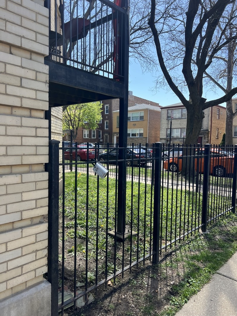 2254 West Arthur Avenue, Unit 1051A Chicago, IL 60645 - Photo 20 of 20 a view of a backyard with a large tree