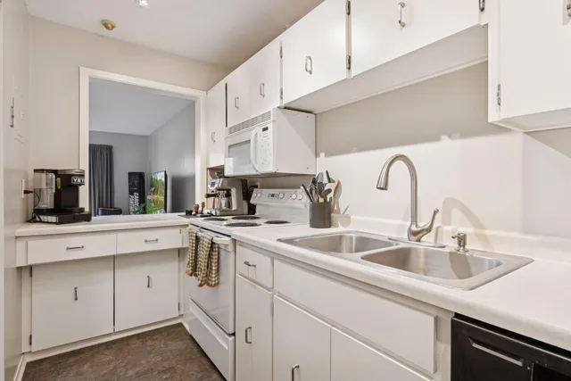 $124,900 | 4120 Parklawn Avenue, Unit 119, Edina, MN 55435