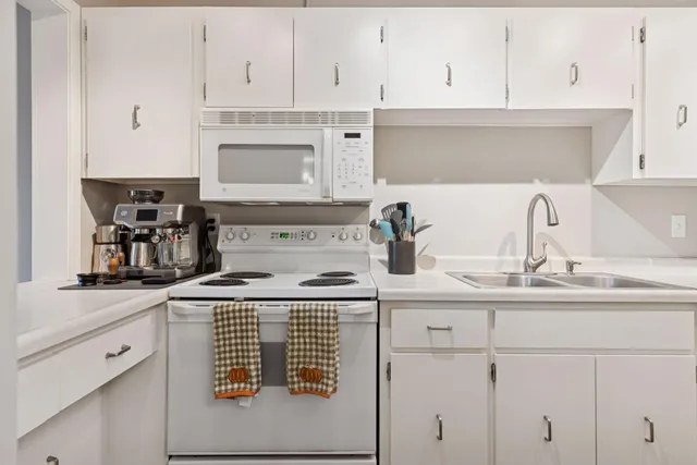 $124,900 | 4120 Parklawn Avenue, Unit 119, Edina, MN 55435