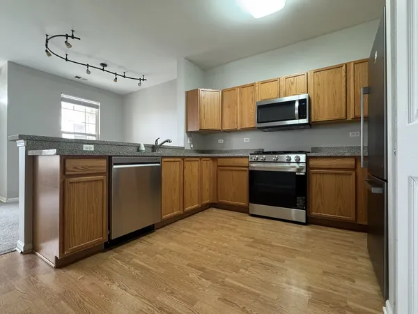 $2,500 | 309 Springbrook Trail South, Oswego, IL 60543