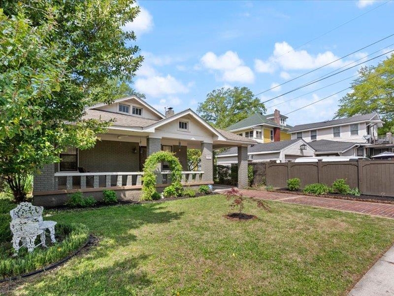 793 Rozelle Street Memphis, TN 38104 - Photo 3 of 33 a front view of a house with garden