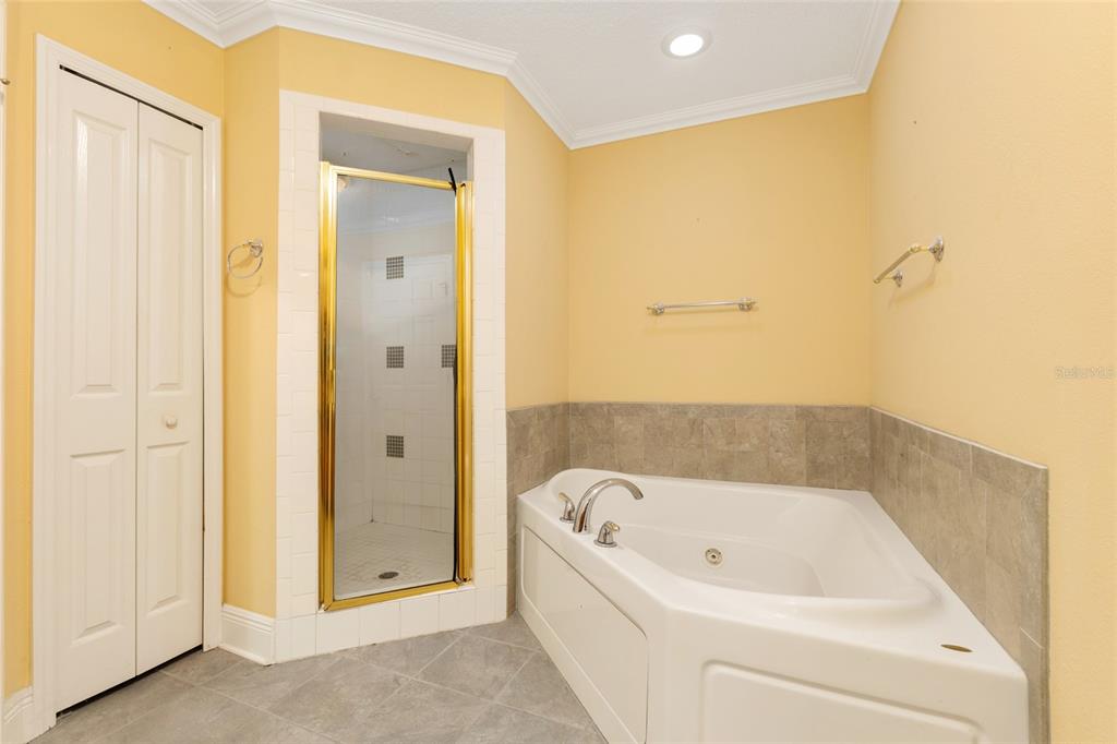 191 Slaughter Road Palatka, FL 32177 - Photo 26 of 62 a bathroom with a bathtub