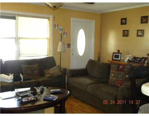 938 North 31st Road Hollywood, FL 33021 - Photo 4 of 8 Living Room