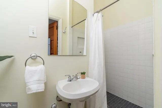 $6,200 | 511 Independence Avenue Southeast, Washington, DC 20003