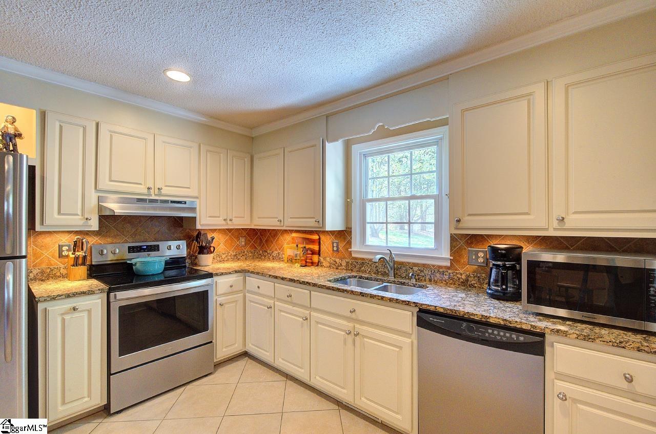 39 Rollingreen Road Greer, SC 29651 - Photo 12 of 49