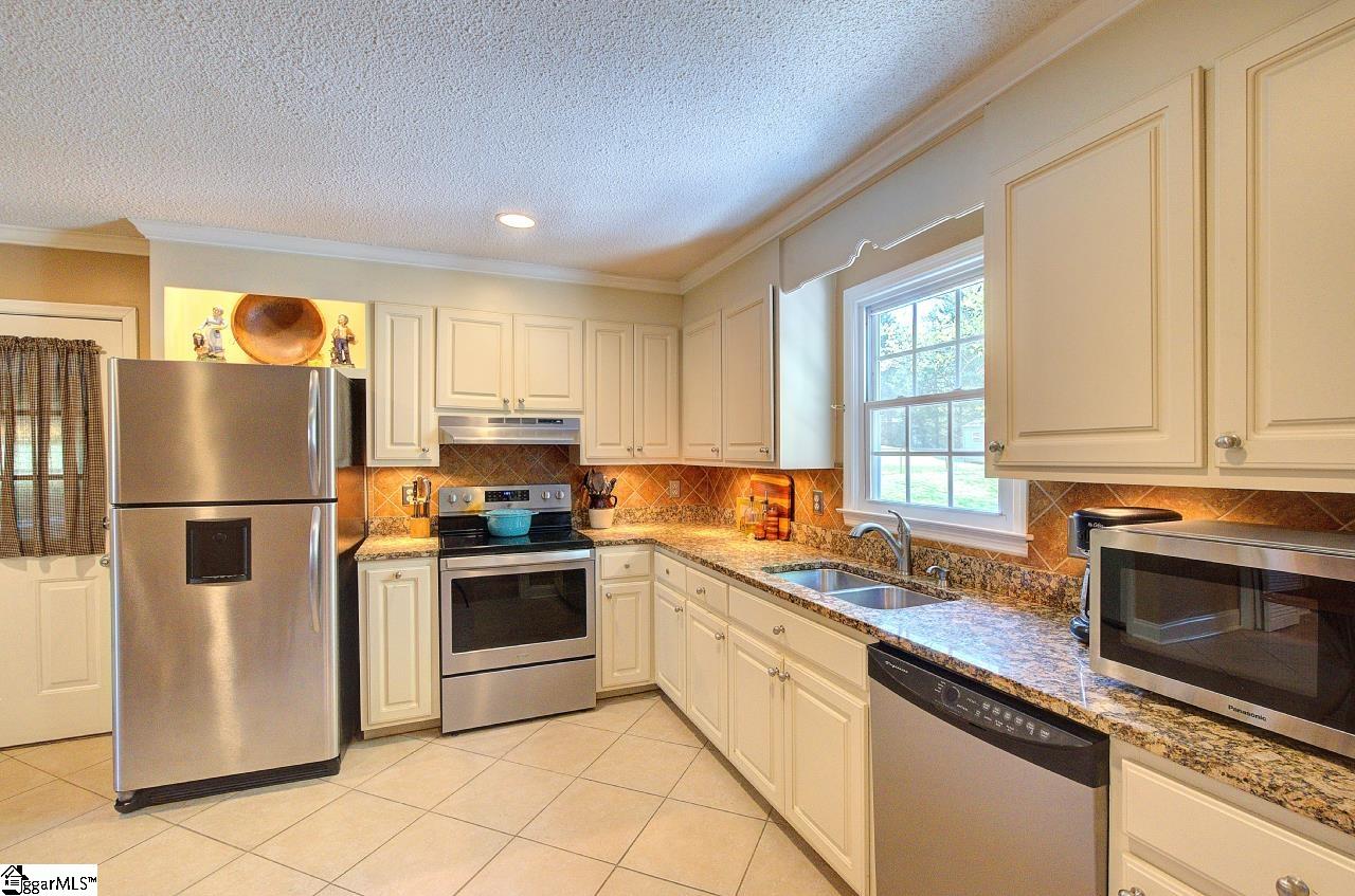 39 Rollingreen Road Greer, SC 29651 - Photo 13 of 49