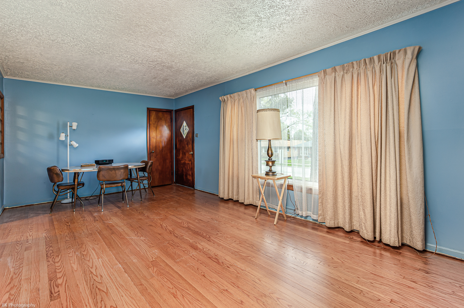 6041 Washington Street Chicago Ridge, IL 60415 - Photo 4 of 15 a view of a livingroom with furniture window and wooden floor