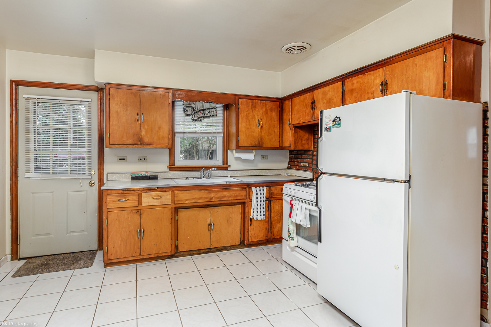 6041 Washington Street Chicago Ridge, IL 60415 - Photo 5 of 15 a kitchen with stainless steel appliances a refrigerator sink and cabinets