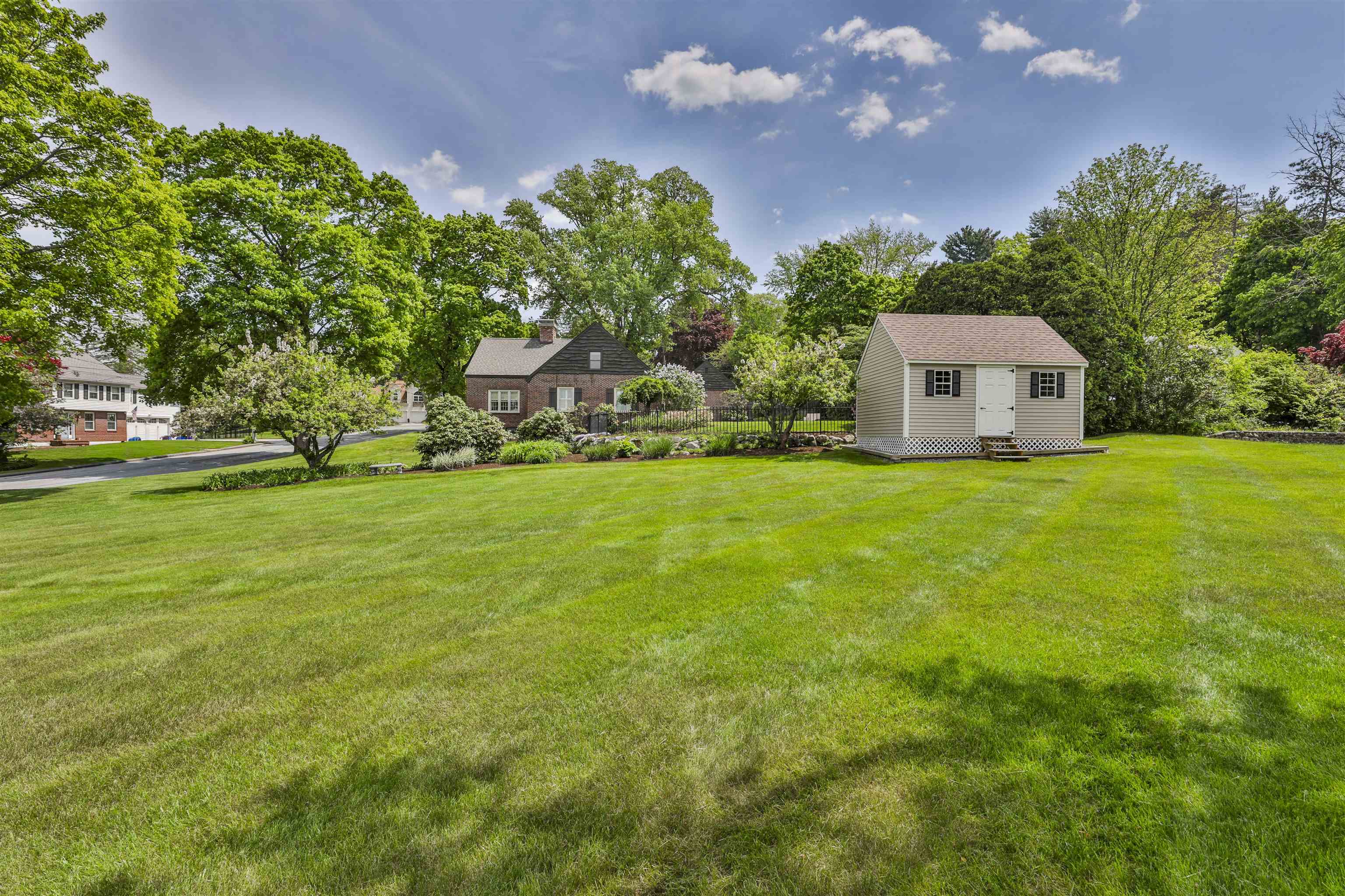 135 Ridge Road Manchester, NH 03104 - Photo 9 of 56 Gallery Image 9