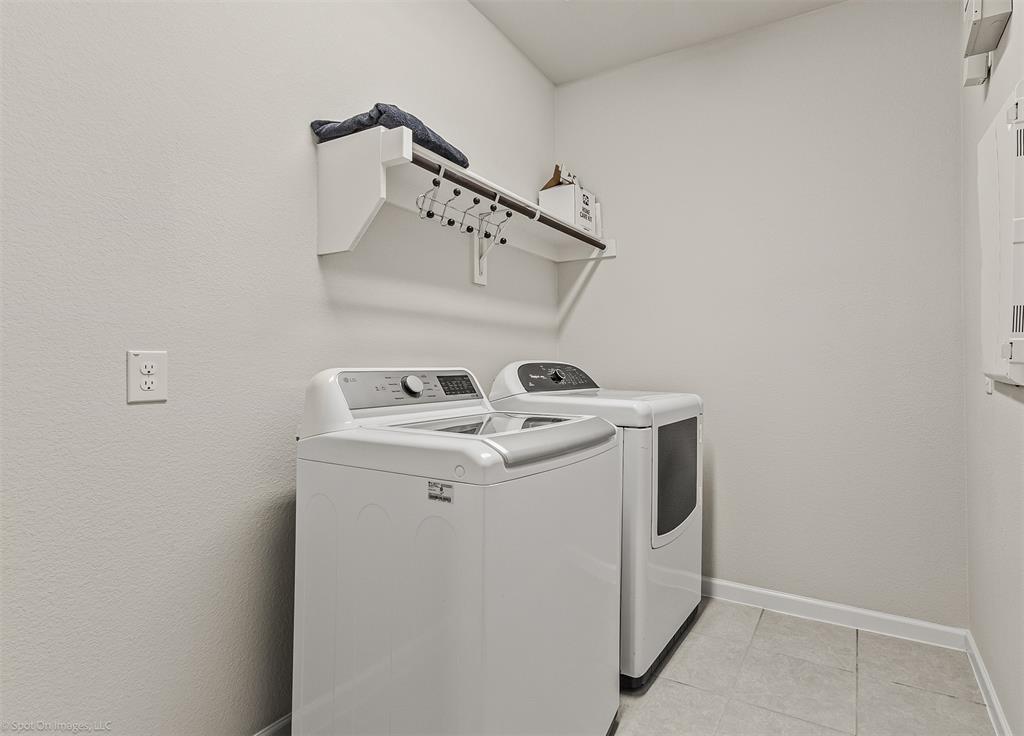 638 Pinehurst Road Red Oak, TX 75154 - Photo 18 of 38 Laundry room featuring washing machine and clothes dryer and baseboards