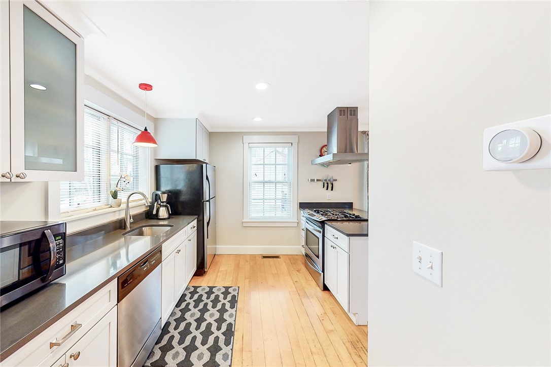485 Spring Street Newport, RI 02840 - Photo 6 of 34