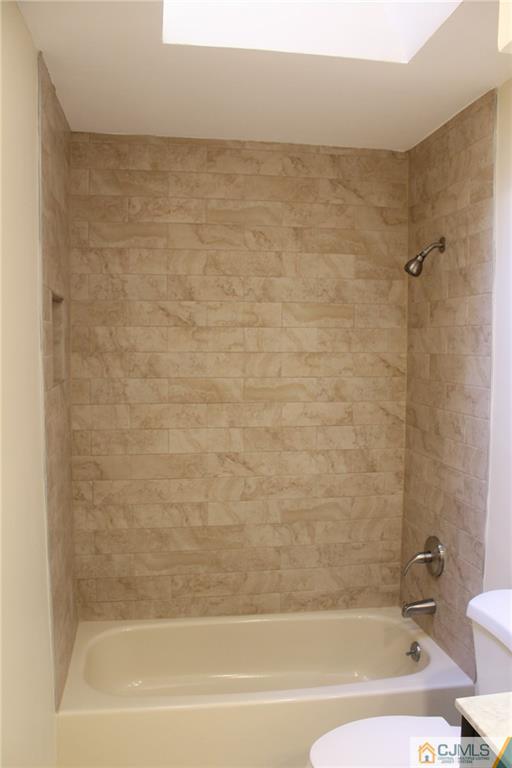 903 Timber Oaks Road, Unit 903 Edison, NJ 08820 - Photo 20 of 34 a bathroom with a bathtub