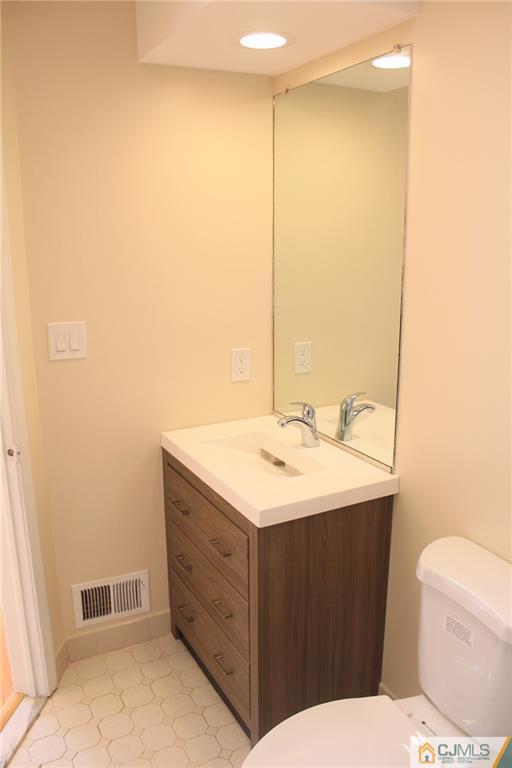 903 Timber Oaks Road, Unit 903 Edison, NJ 08820 - Photo 30 of 34 a bathroom with a sink toilet and vanity