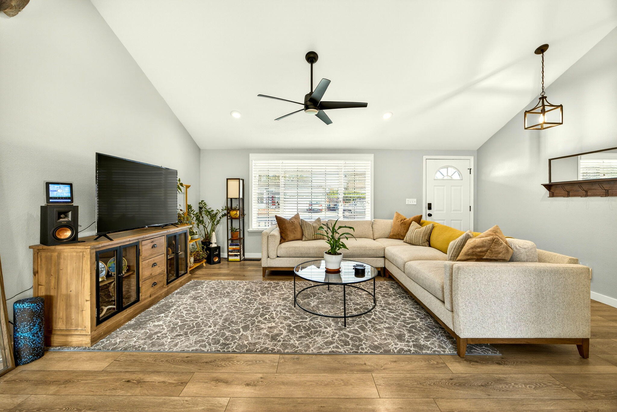 934 Pittview Avenue Central Point, OR 97502 - Photo 6 of 32 Spacious Living Room