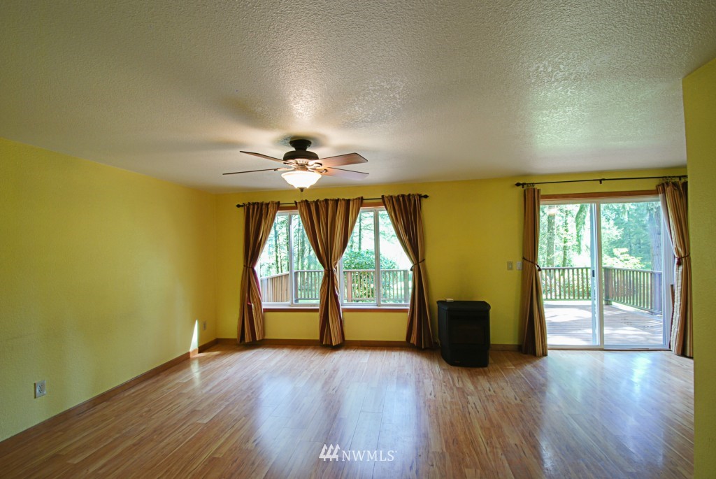 5723 137th Avenue Southwest Rochester, WA 98579 - Photo 4 of 24