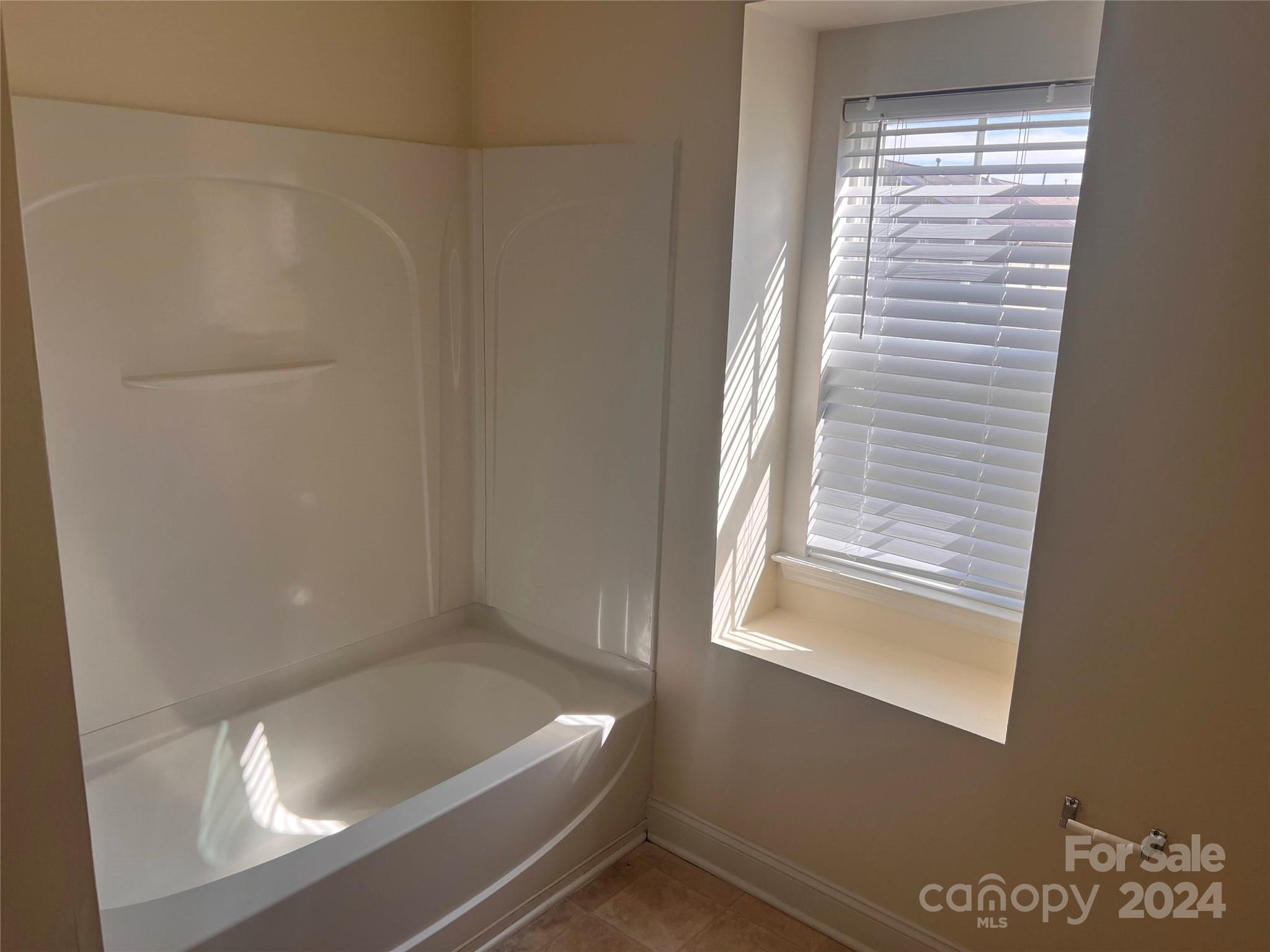 6706 Ferrell Commons Road Charlotte, NC 28269 - Photo 15 of 22 a bathroom with a bathtub