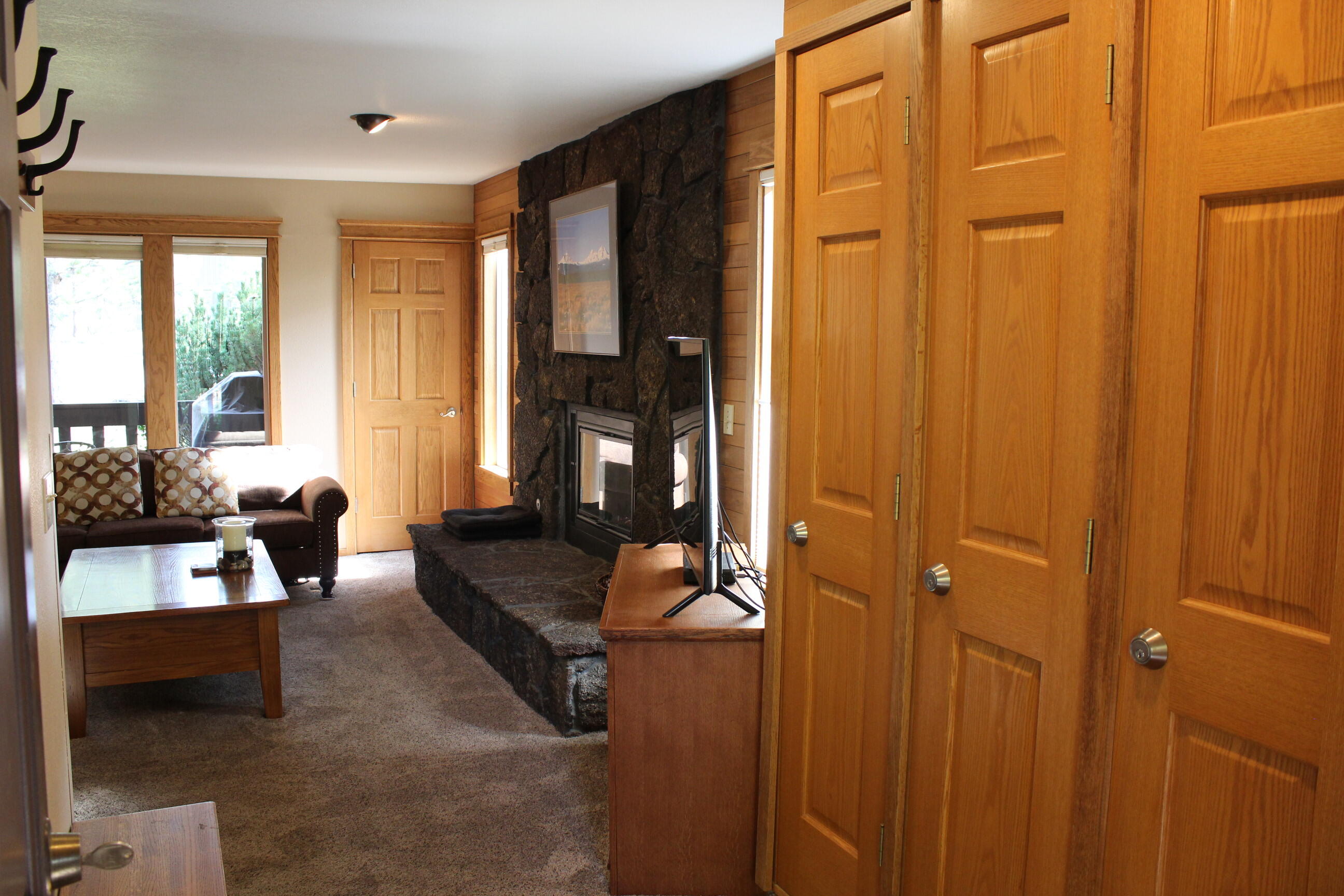 57307 Beaver Ridge Loop, Unit 7C Sunriver, OR 97707 - Photo 5 of 21 5-.Foyer-R7