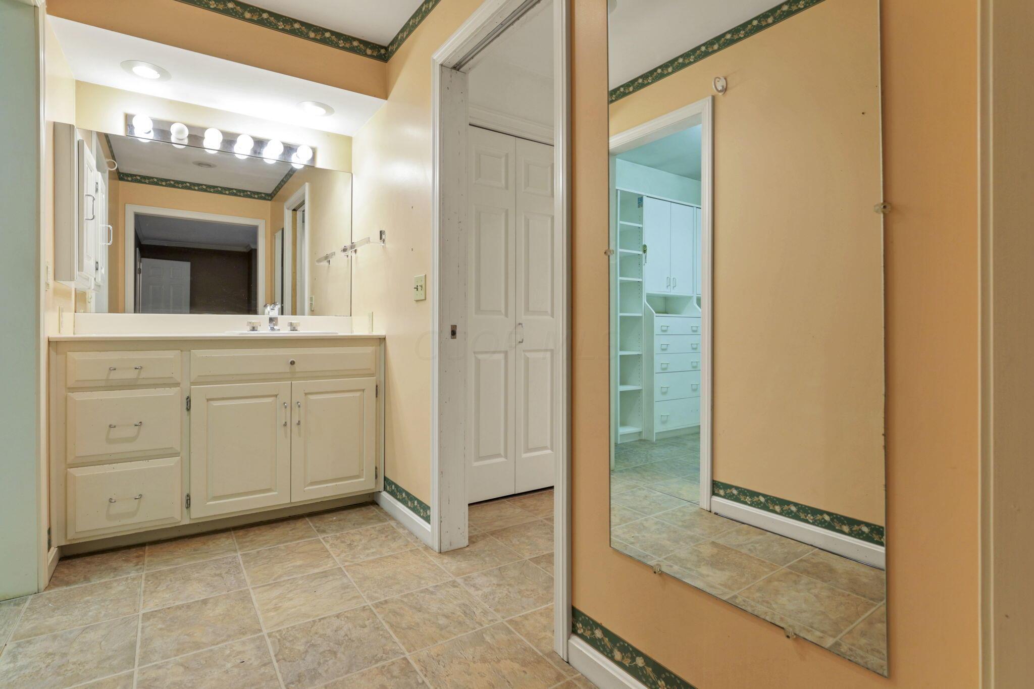 7255 Ridge Road Zanesville, OH 43701 - Photo 59 of 91 Owner's Suite