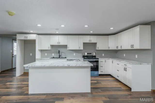 $689,900 | 24110 Evanston Road, Lebanon, MO 65536