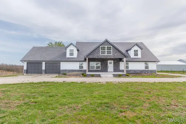$689,900 | 24110 Evanston Road, Lebanon, MO 65536